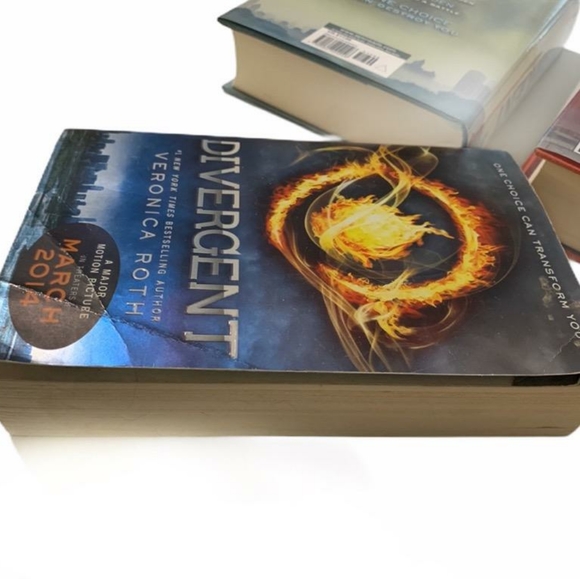 Divergent Trilogy by Veronica Roth - Picture 2 of 4